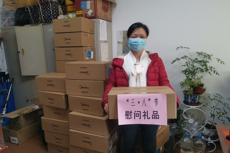 关爱女职工 情暖三八节