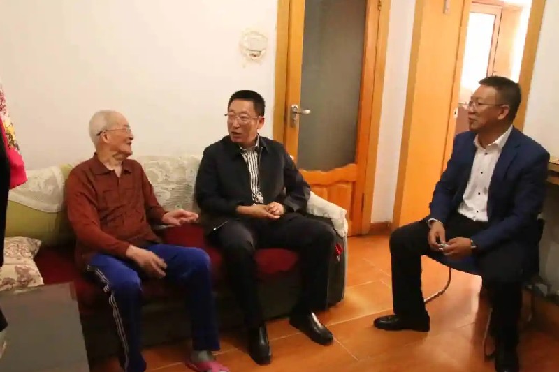 冲填公司开展“老兵永远跟党走 把党的关爱送到老兵心中”走访慰问活动